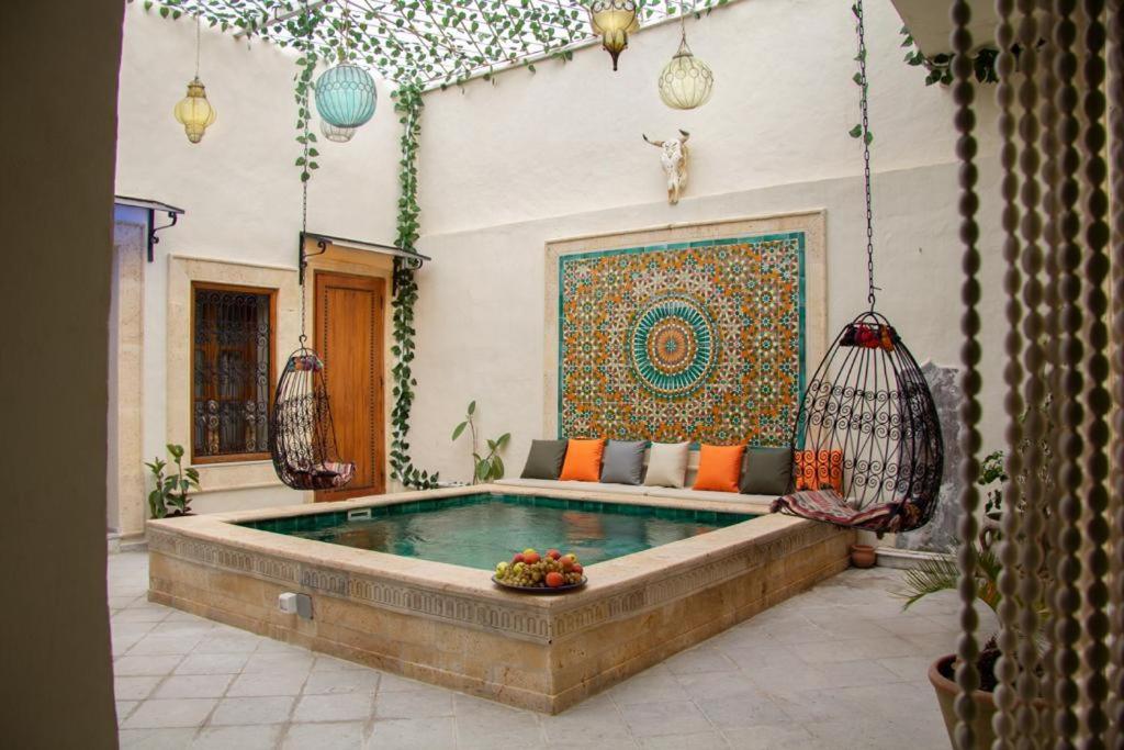 突尼斯Dar El Halfaouine的一座带秋千的游泳池的房子