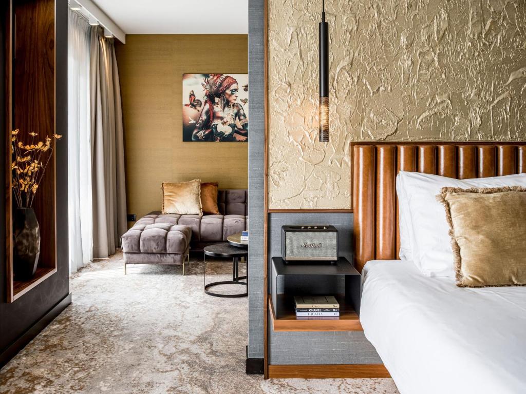 海滨诺德韦克亚历山大酒店的一间卧室设有一张床和一间客厅。