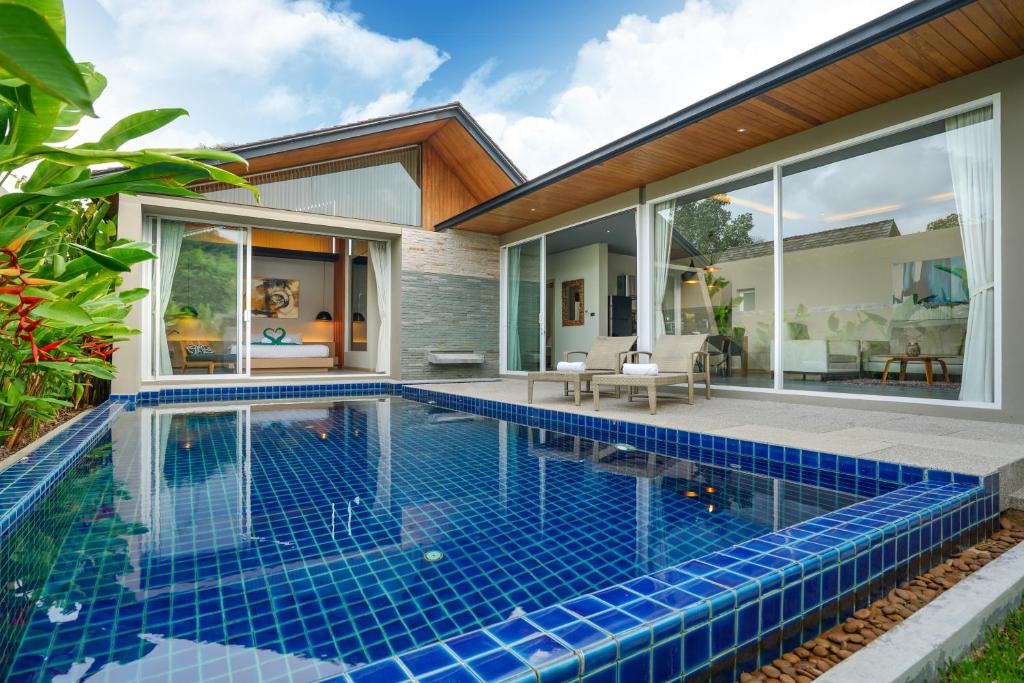 拉扬海滩度Sunpao Pool Villa by HCR的一座房子后院的游泳池
