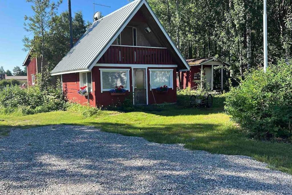 基蒂莱Adorable 1-bedroom cottage/guesthouse in Kittilä的一面有窗户的红色房子