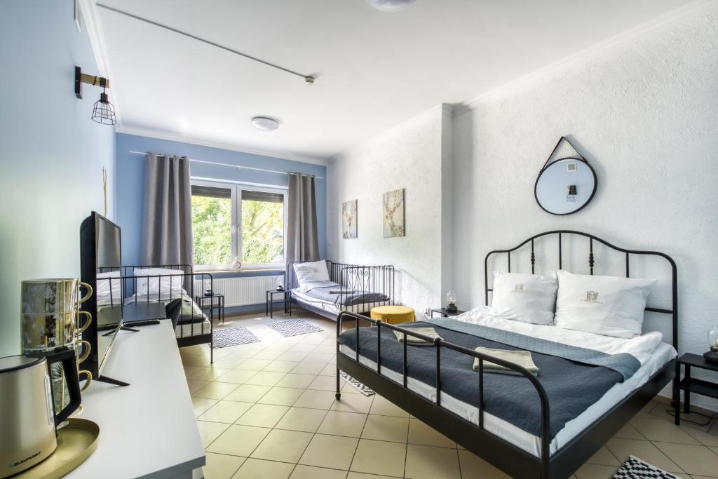华沙Stara Praga- Dawniej Hostel Krokodyl的一间卧室设有一张床和一间客厅。