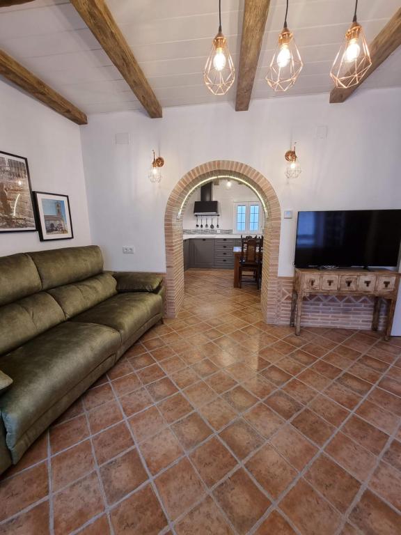 El Carpio de TajoCasa Flora - Casa rural con encanto的带沙发和电视的客厅