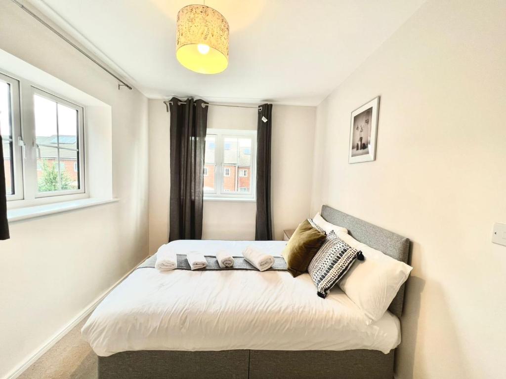 Farnham Royal3 bedroom lovely apartment in Slough with free parking的一间小卧室,配有床和窗户