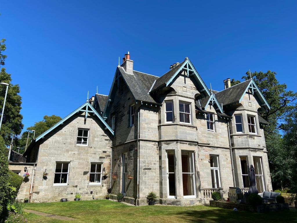 AuchendinnyFabulous 2 Bedroom House just outside Edinburgh的一座蓝色天空的古老石头房子