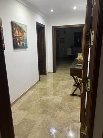 奥尔纳丘埃洛斯Alojamiento las Delicias的走廊设有一扇门,通往带桌子的房间