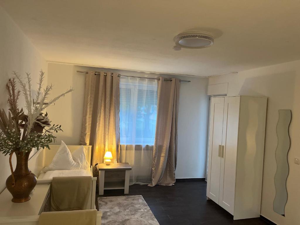 慕尼黑Bibis Ferienwohnung的带沙发和窗户的客厅
