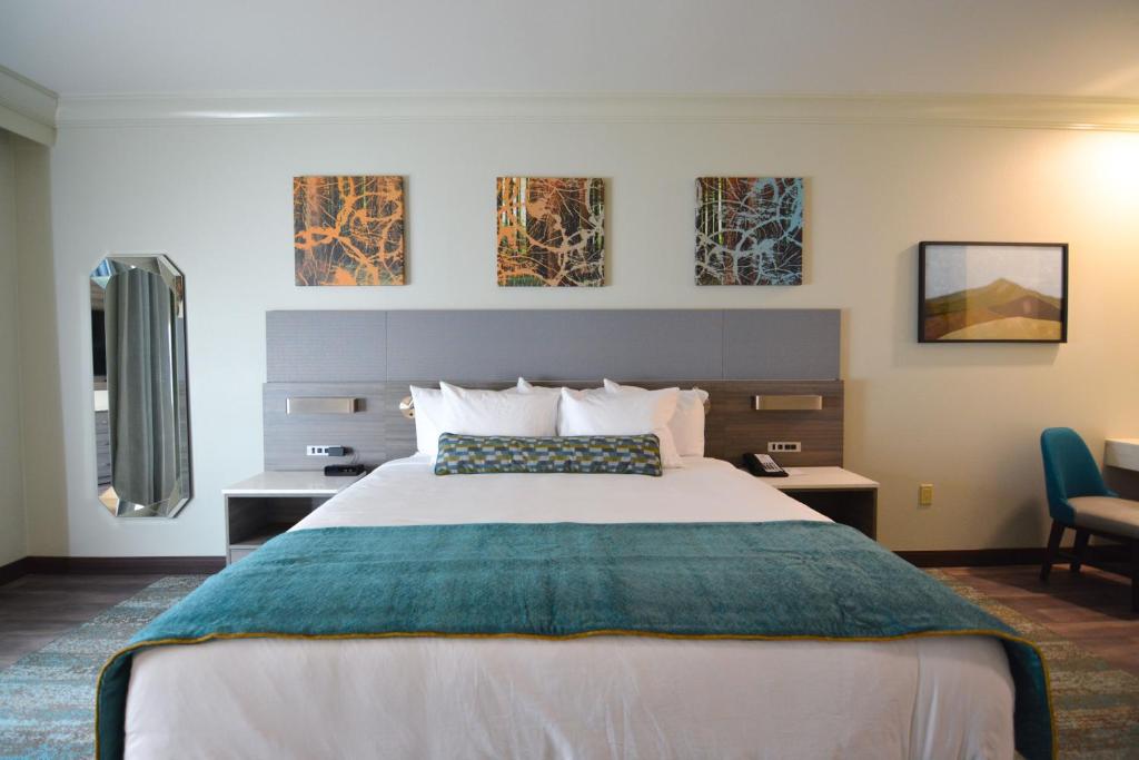 Blue Lake蓝湖赌场和酒店的酒店客房带一张大床和两张椅子