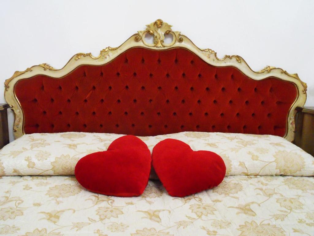 维罗纳Art&Coffee的两颗红心坐在床上