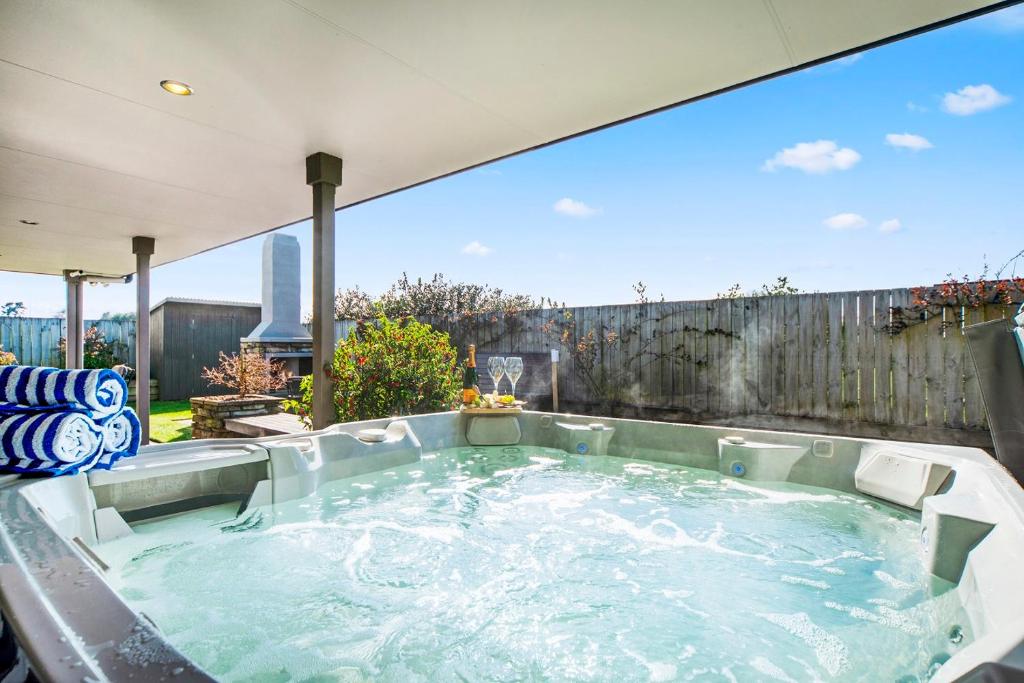 陶波The Grand @ Taupo的房屋后院的热水浴池