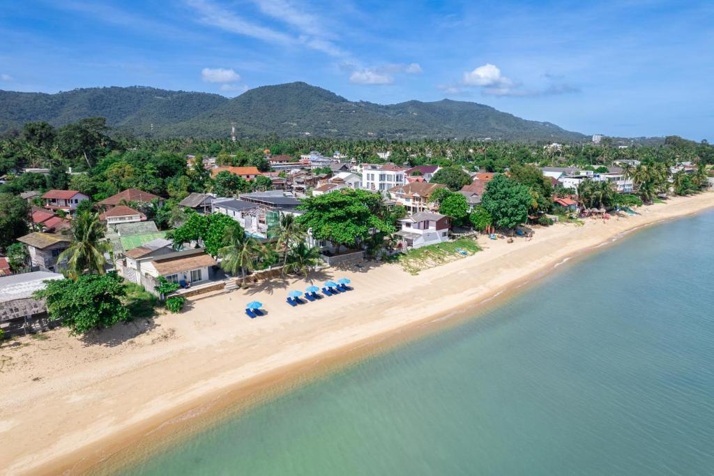 湄南海滩Baanfah Resort Samui的享有度假村海滩的空中景致