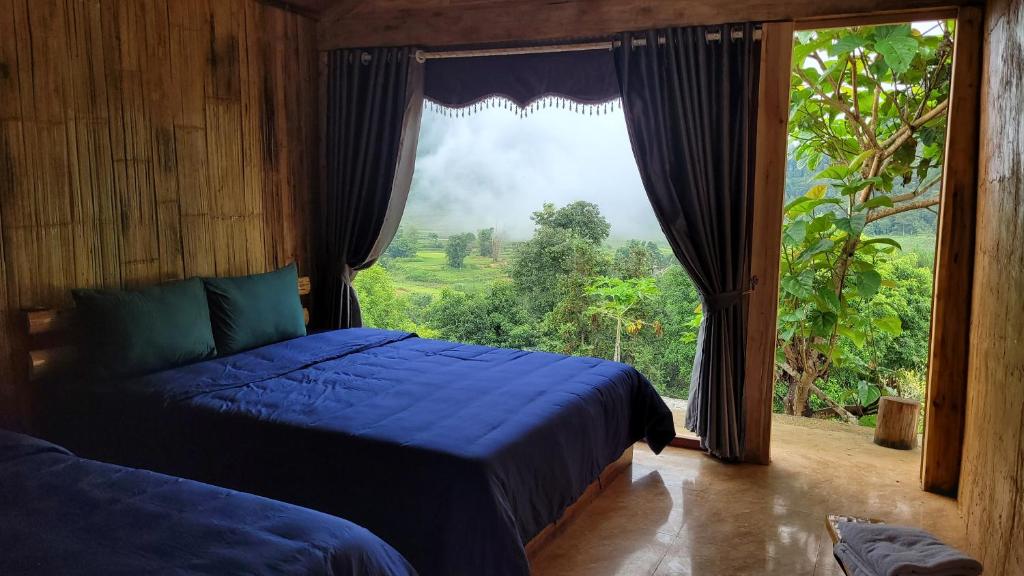 河江Toong homestay的一间卧室设有一张床和一个大窗户