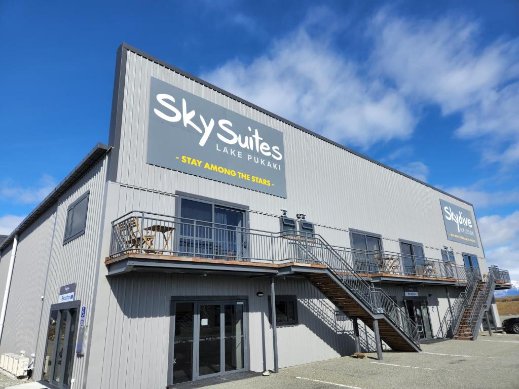 特威泽尔Sky Suites - Lake Pukaki, Mount Cook的建筑的侧面有标志