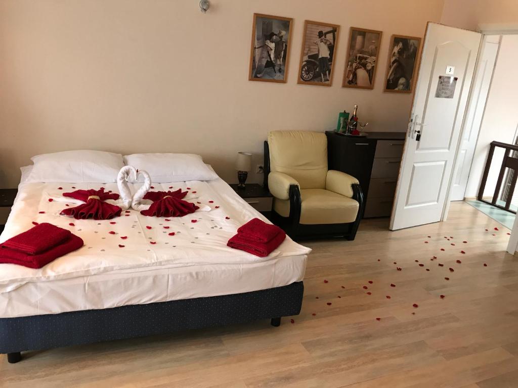 比得哥什Centrum Noclegowe Apartament 5的一间卧室,床上有红色的鲜花