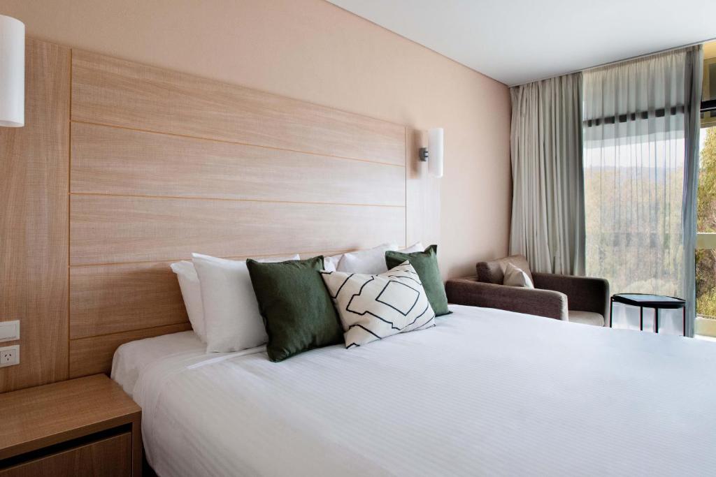 阿德莱德The Terrace Hotel Adelaide的一间卧室设有一张大床和一个窗户。
