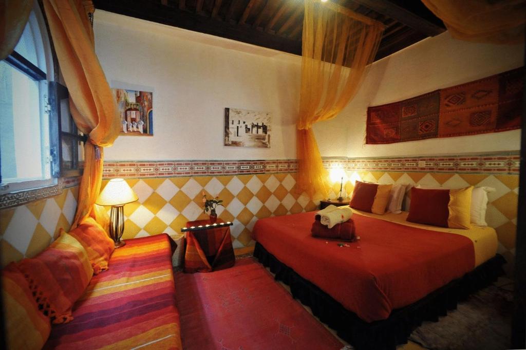 索维拉达尔伊尔帕科酒店的一间卧室设有两张床和窗户。