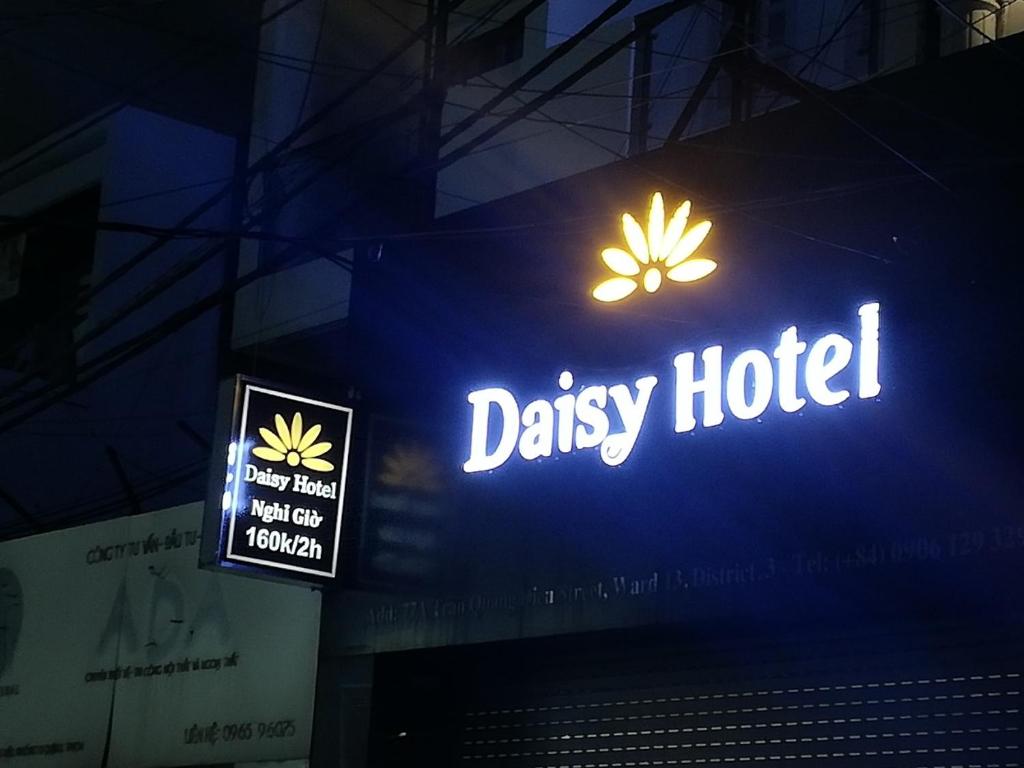 胡志明市DAISY HOTEL的大楼一侧的漂亮酒店标志