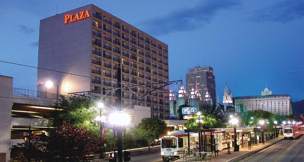 盐湖城Salt Lake Plaza Hotel SureStay Collection by Best Western的一座高大的建筑,上面有城市的标志