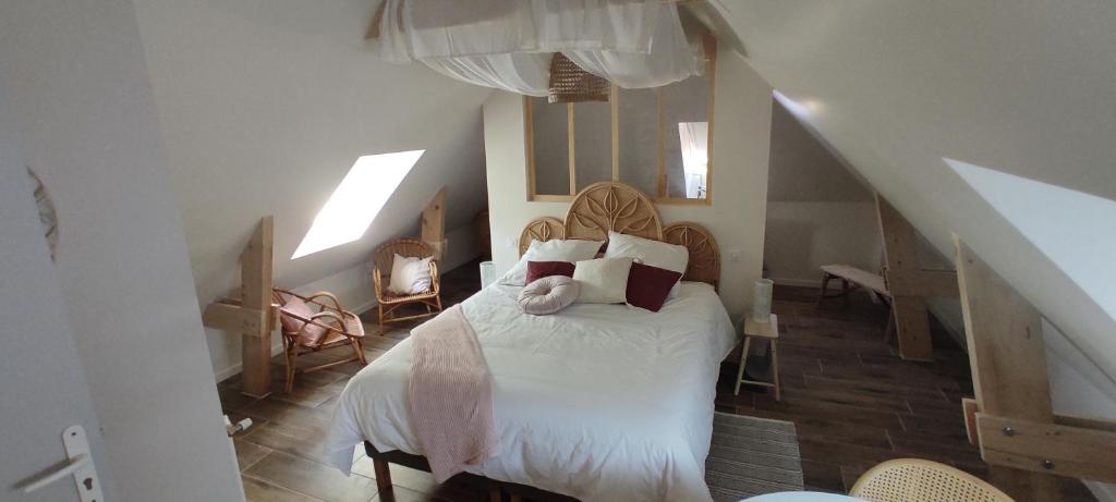 La Roche-DerrienTy Madelez Chambres d'hôtes, Gîtes et Spa的一间卧室设有一张床和一个楼梯