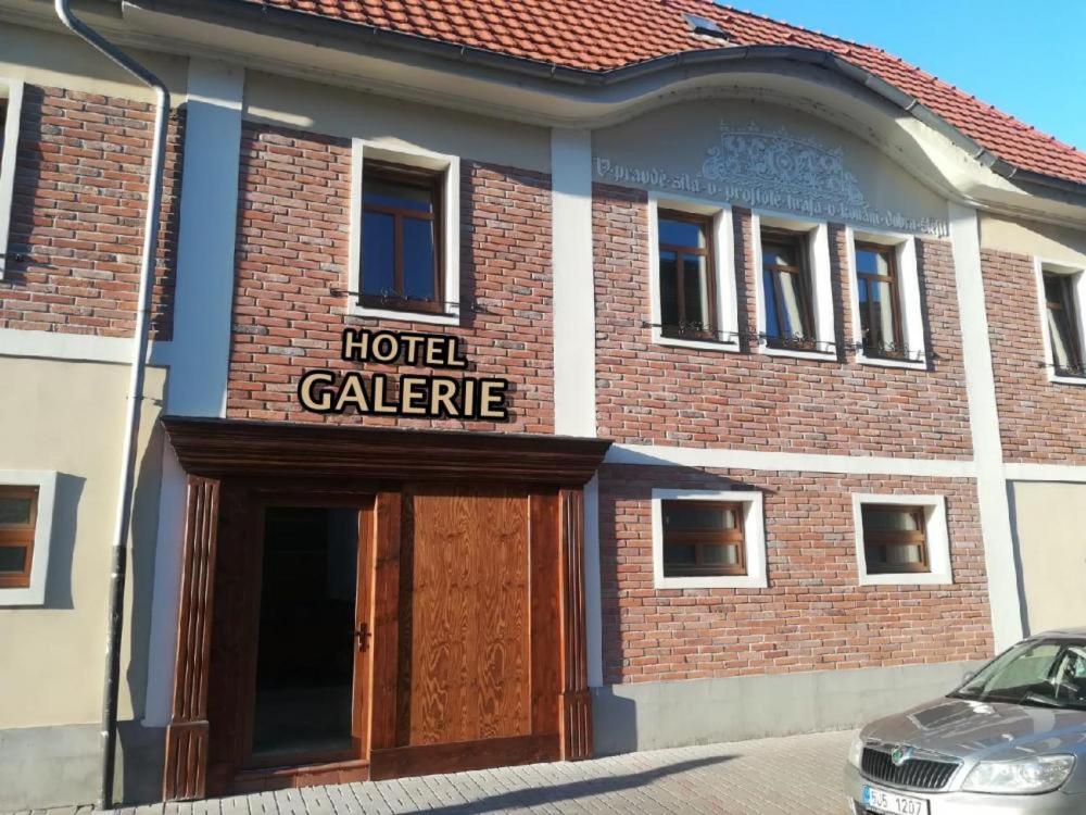 拉贝河畔罗乌德尼采Hotel Galerie的酒店大楼的前方设有酒店大门