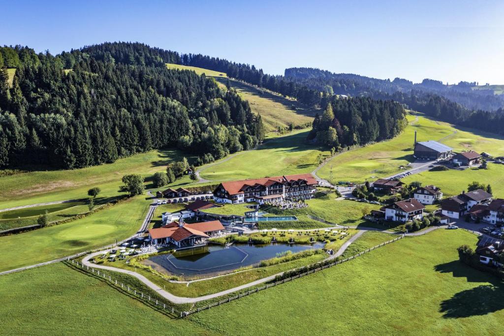 上施陶芬Haubers Naturresort Gutshof的享有带高尔夫球场的度假村的空中景致