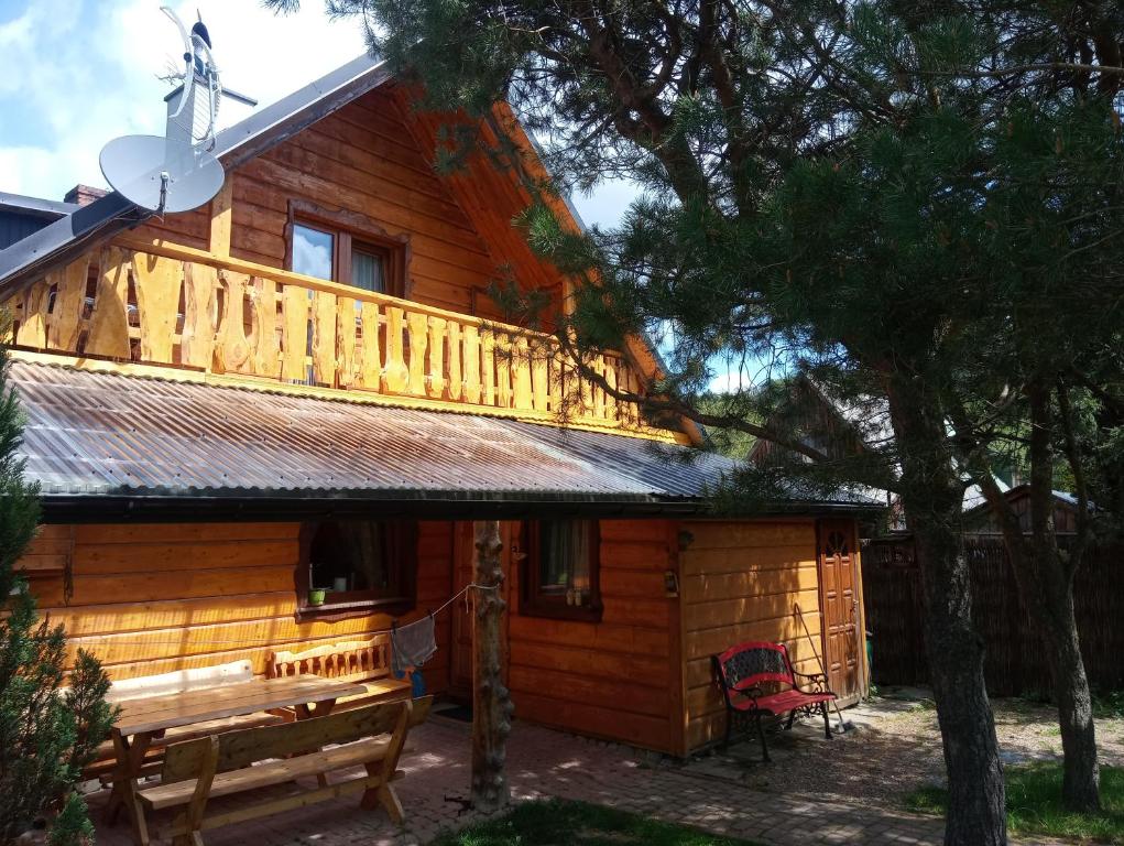 卢托维斯卡Cztery Pory Roku - Dom的小木屋的顶部设有阳台