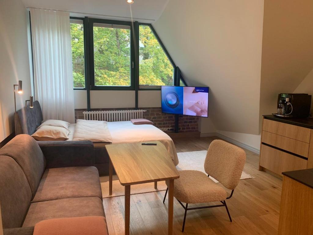 塔尔图Vallikraavi Studio Apartment的客厅配有沙发和桌子