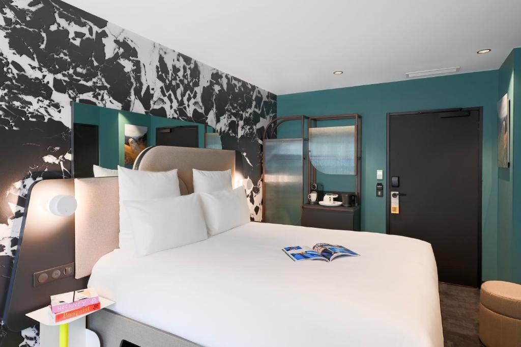 库尔布瓦Tribe Paris La Defense Esplanade的卧室配有白色的床和蓝色的墙壁