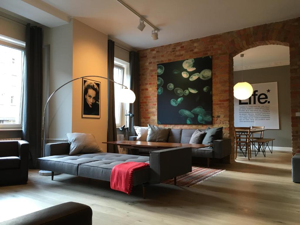 柏林Berlin Style Apartments的客厅配有沙发和桌子