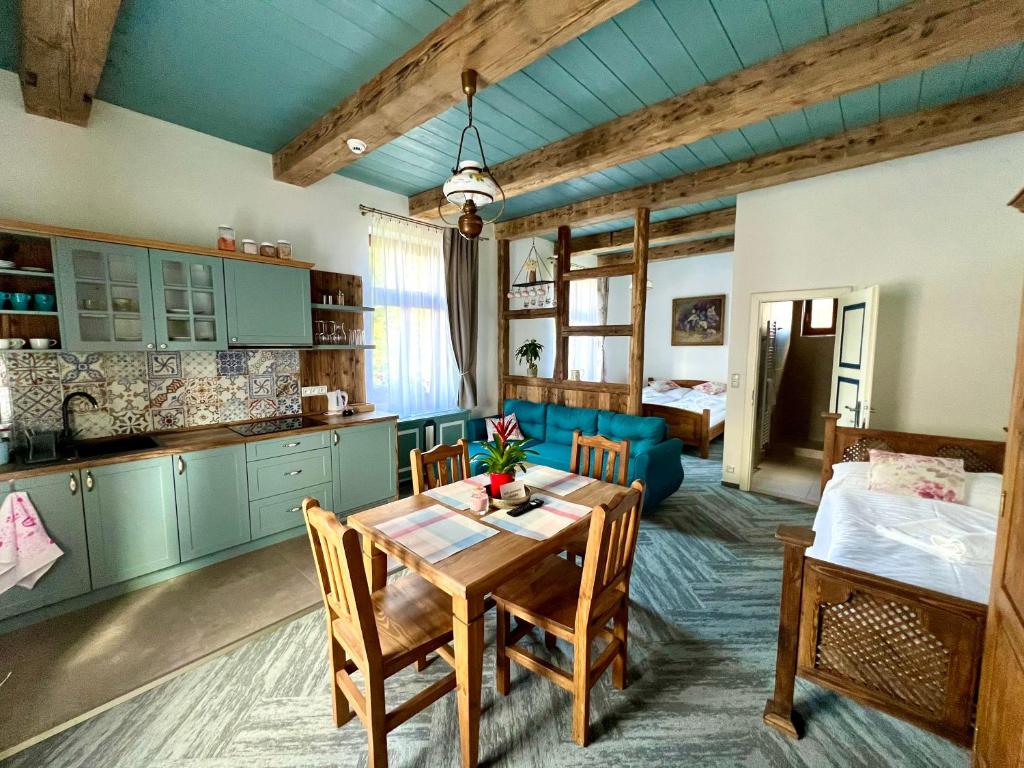 波普拉德Vila Liberta的厨房以及带桌子和沙发的客厅。