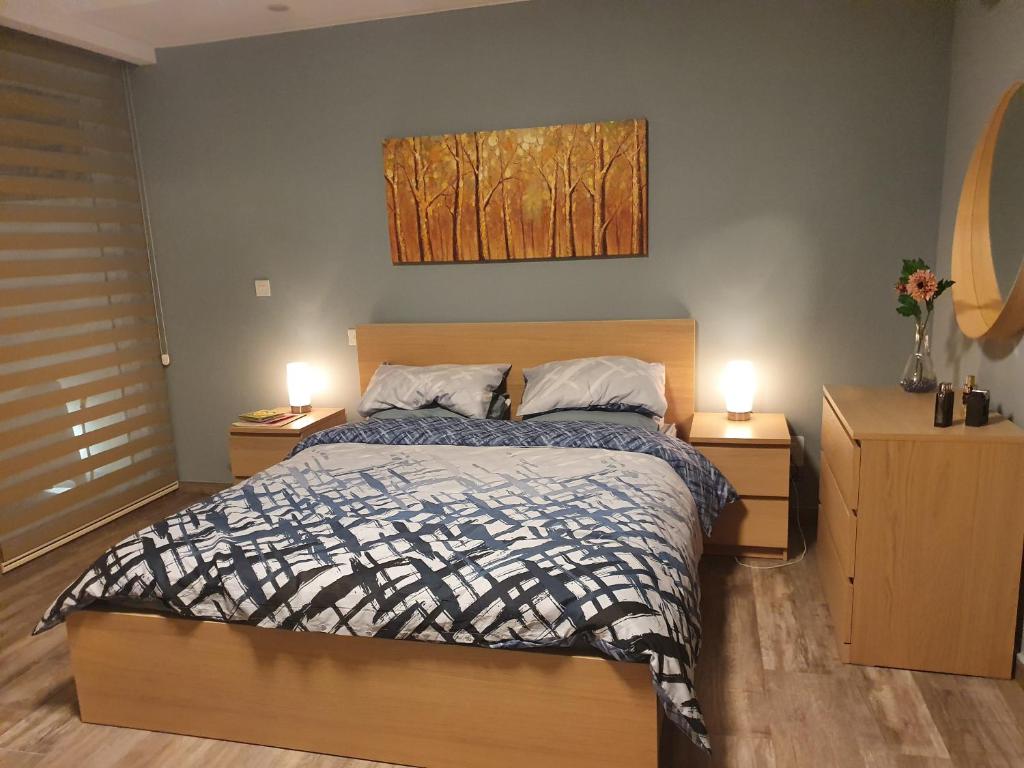 斯利马Seven的一间卧室配有一张带2个床头柜和2盏灯的床。