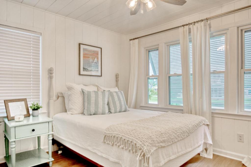 Lovely Beach Bungalow客房内的一张或多张床位