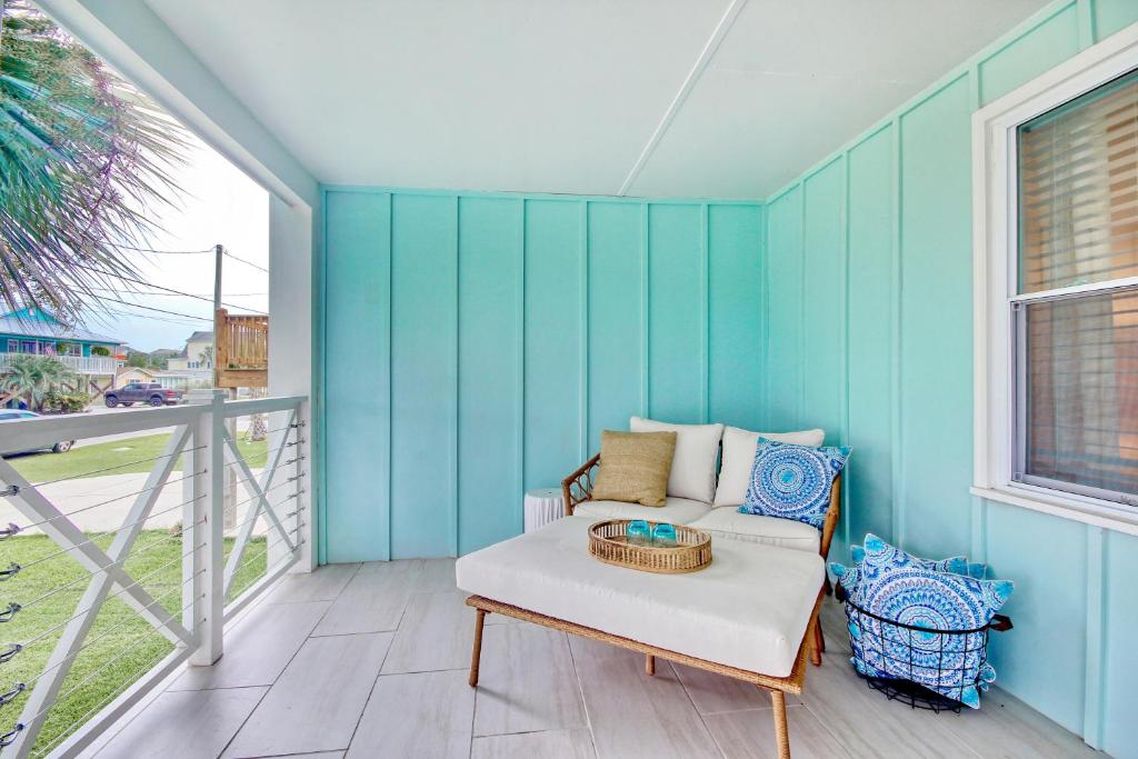 Lovely Beach Bungalow的休息区