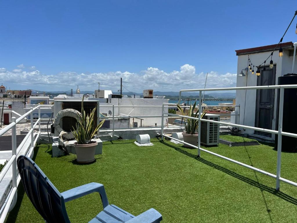 圣胡安KASA Roof Top 6 1 bed 1 bath for 2 Guests AMAZING Views Old San Juan的屋顶阳台配有草地和椅子