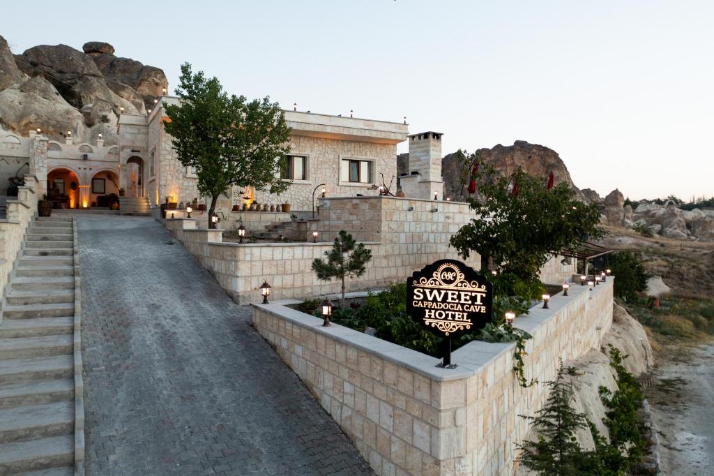内夫谢希尔Cappadocia Sweet Cave Hotel的路旁有标志的建筑物