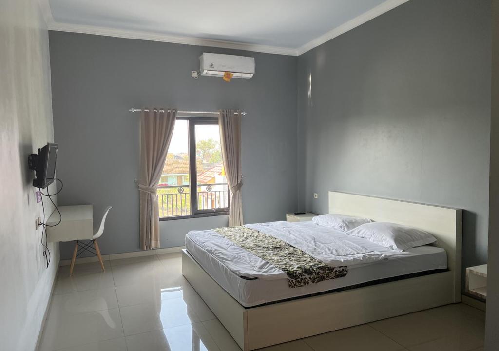 Cemara Guest House Syariah Kertajati的白色的卧室设有床和窗户