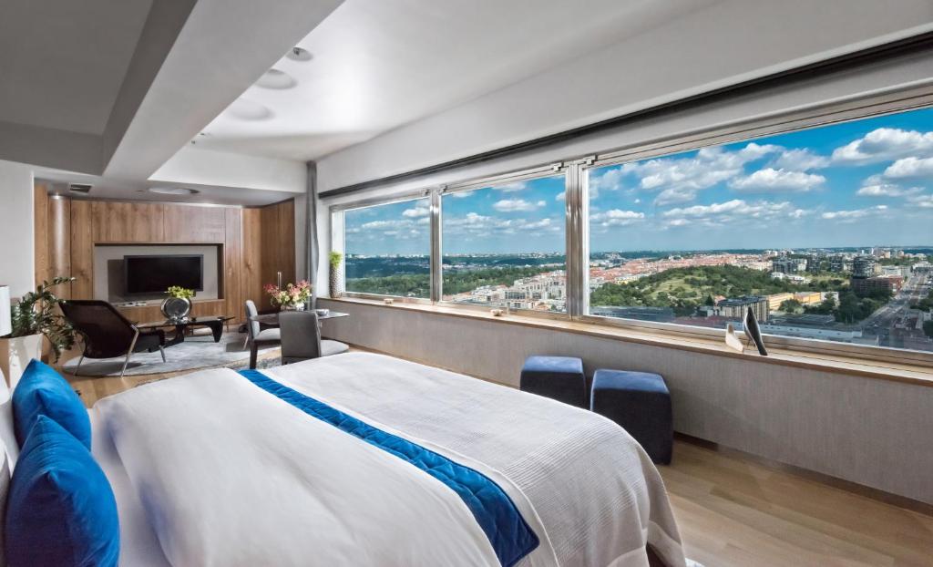 布拉格SKY SUITE HOTEL的一间卧室设有一张大床和一个大窗户