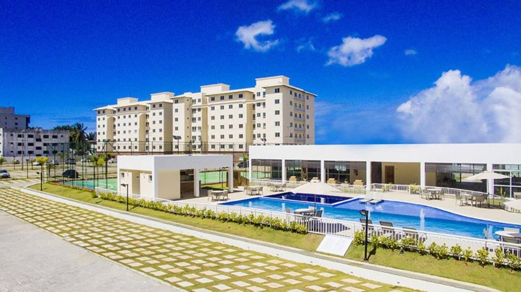 伊列乌斯Apartamento em Ilhéus próximo as Praias的一座大型建筑,前面设有一个游泳池