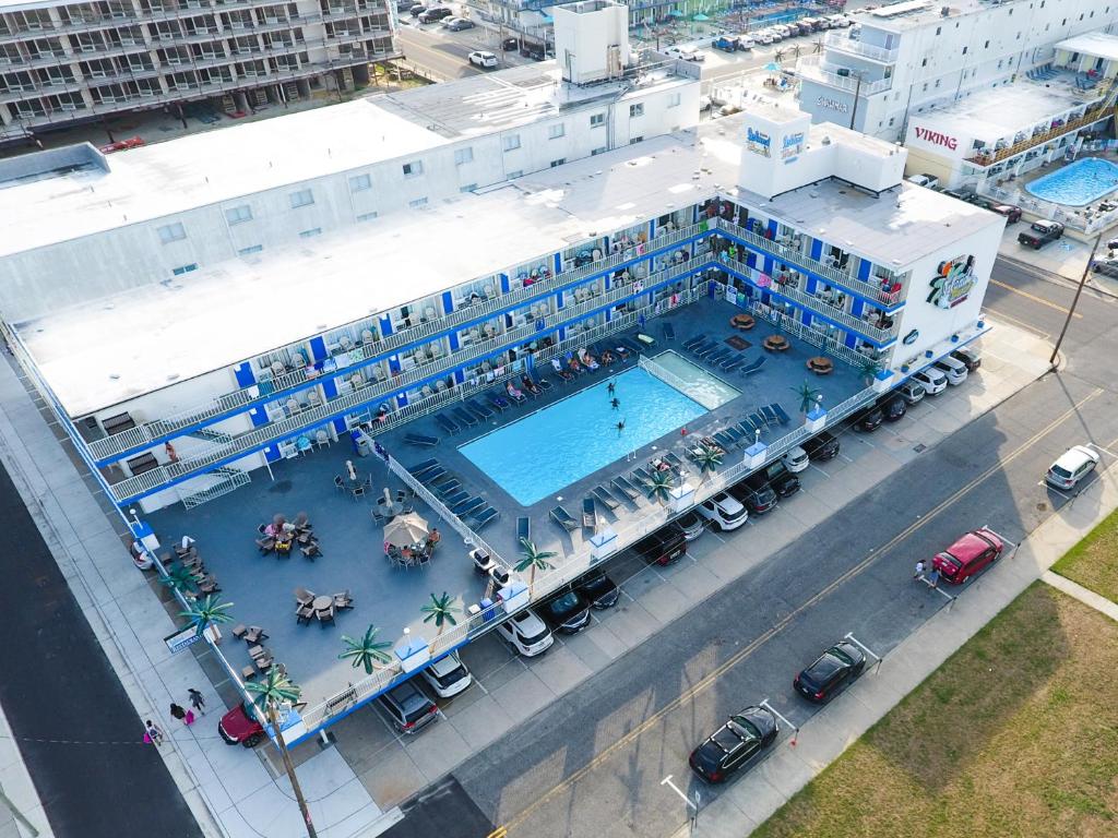 威尔伍德克拉斯特奥岛海滩度假酒店的享有带游泳池的大楼的顶部景致