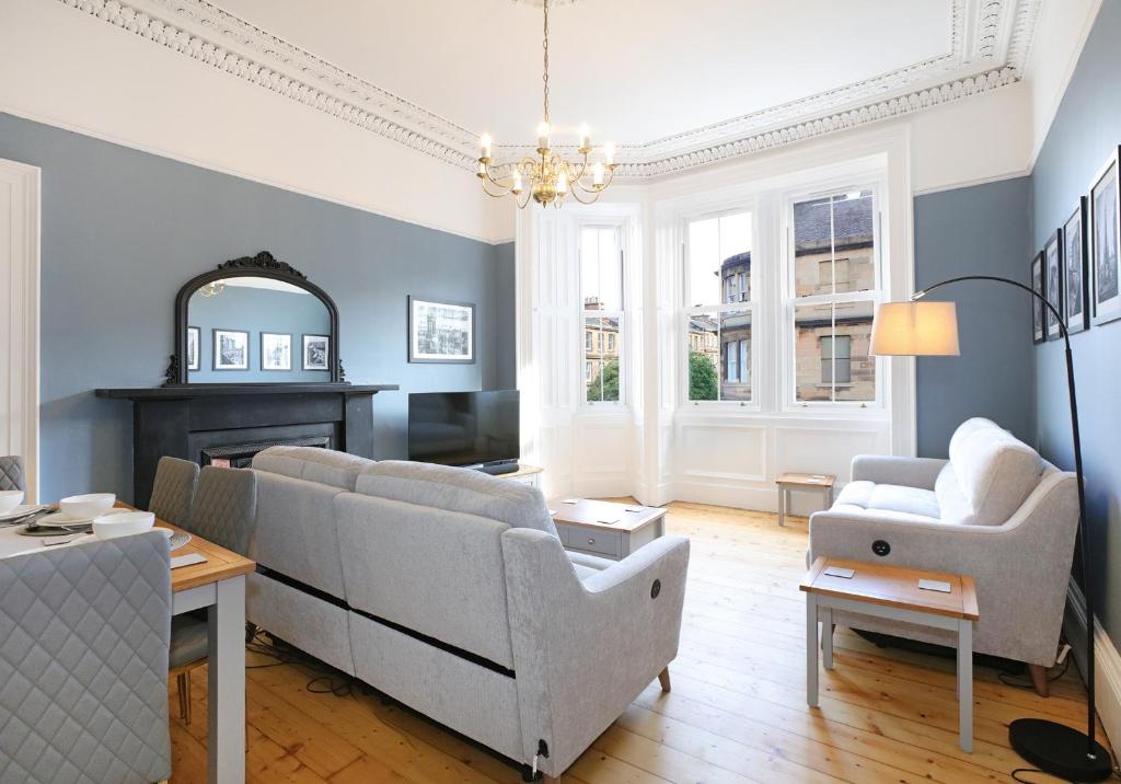 爱丁堡The Newington Residence的客厅配有沙发、椅子和镜子