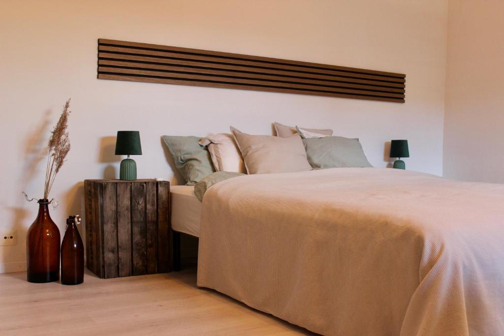 韦克舍73m2 Apartment with sauna in Växjö, Teleborg的一间卧室配有一张大床和两盏灯。