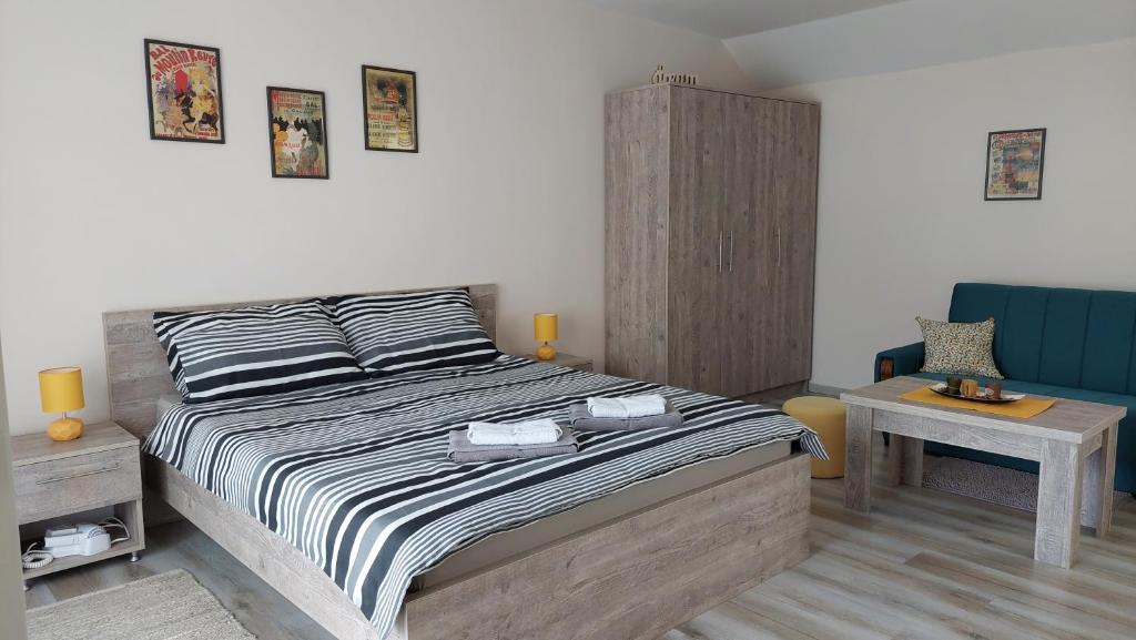 弗尔尼亚奇卡矿泉镇Apartmani MALINA的一间卧室配有一张大床和一张桌子