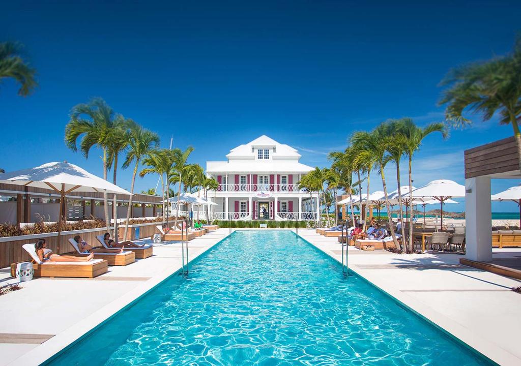 拿骚Palm Cay Marina and Resort的一个带游泳池和棕榈树的度假村