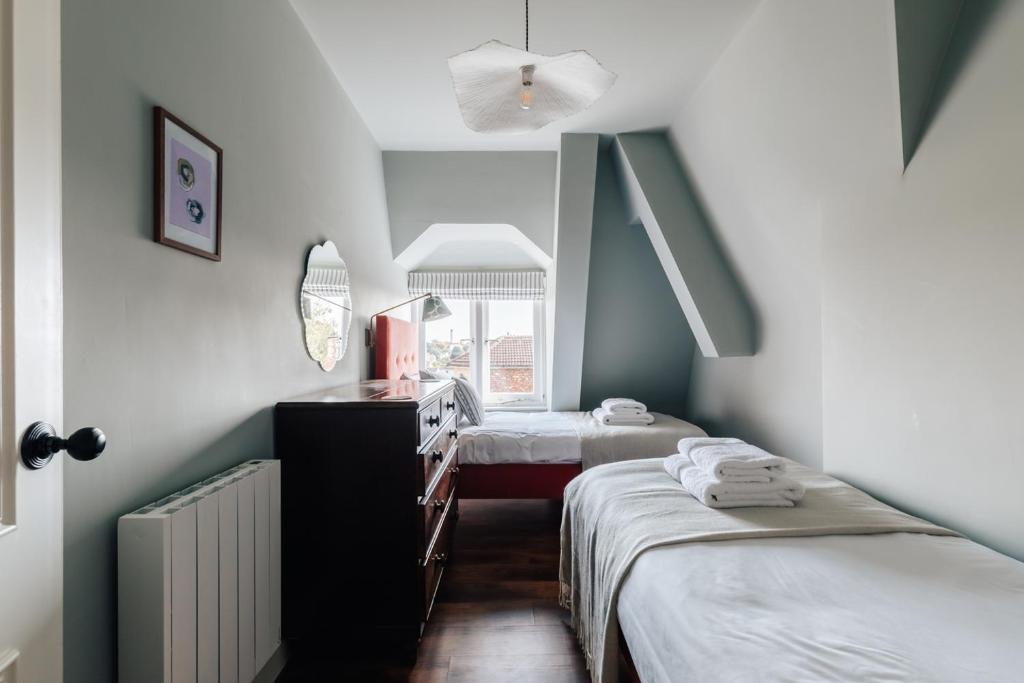 布里斯托Redland Suites - Apartment 7的带两张床和镜子的客房