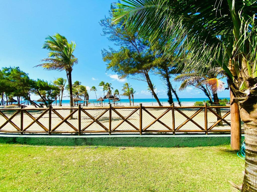 考卡亚Resort VG SUN por Be My Guest!的棕榈树海滩前的围栏