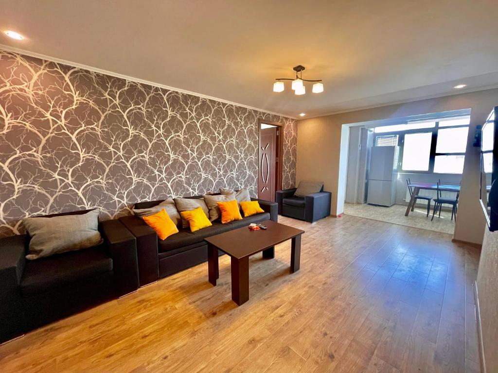 第比利斯Luxury Apartment in Tbilisi City Centre的客厅配有沙发和桌子