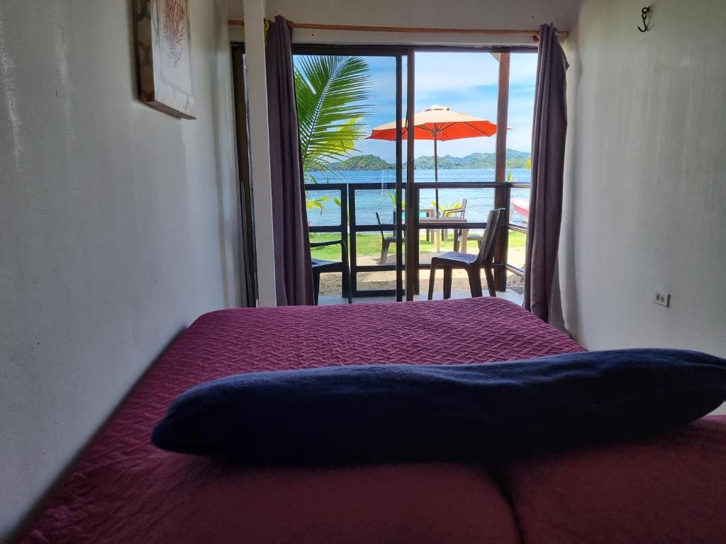 科隆Casa Bajo Congo的一间卧室设有一张床,享有海景