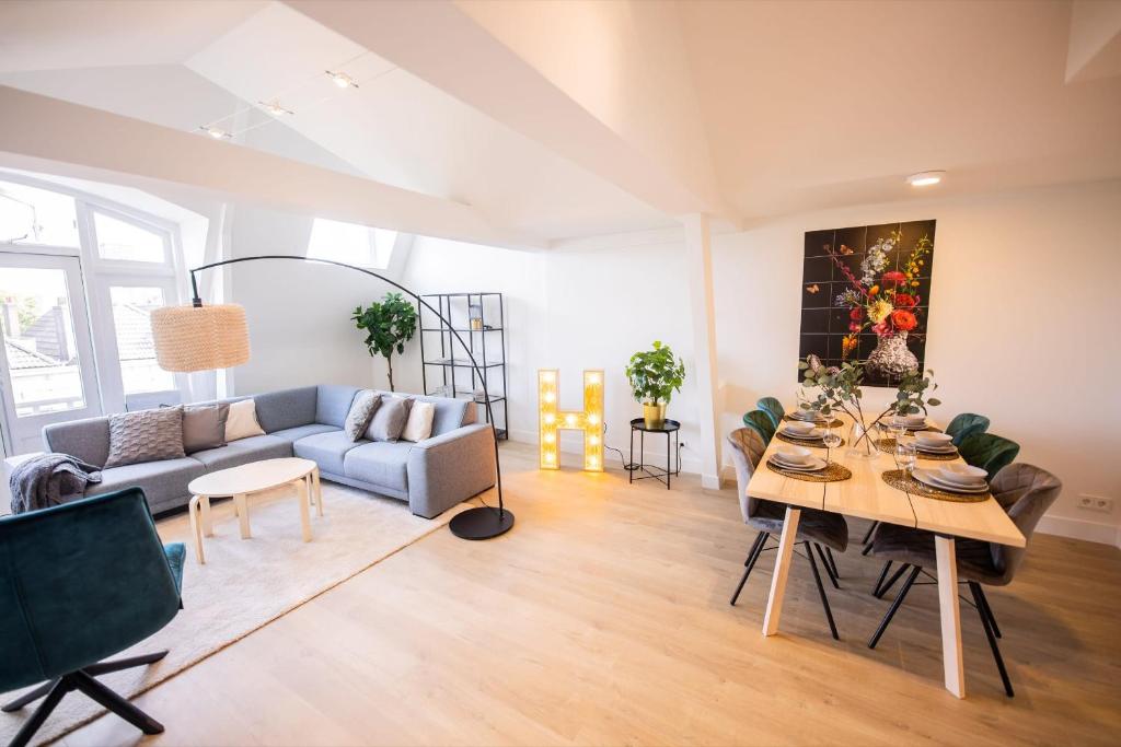 鹿特丹Happily 2 Bedroom Serviced Apartment 75m2 -NB306H-的客厅配有沙发和桌子