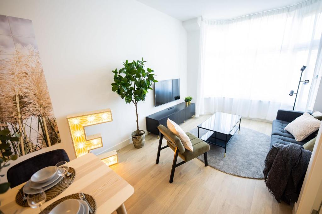 鹿特丹Earnestly 1 Bedroom Serviced Apartment 54m2 -NB306E-的客厅配有沙发和桌子