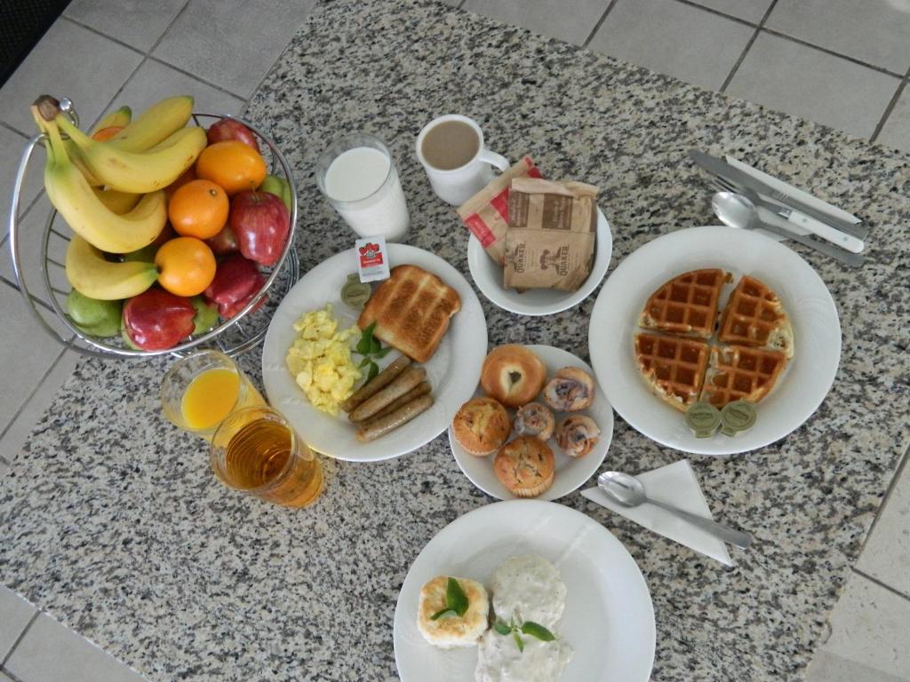 巴斯托巴斯托加州旅馆的餐桌上放有食物和水果盘
