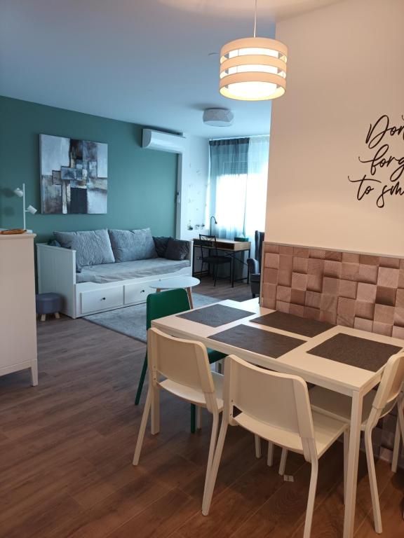 萨格勒布NEW - Frendly Luxury Apartment Franka Zagreb的客厅配有桌椅和沙发
